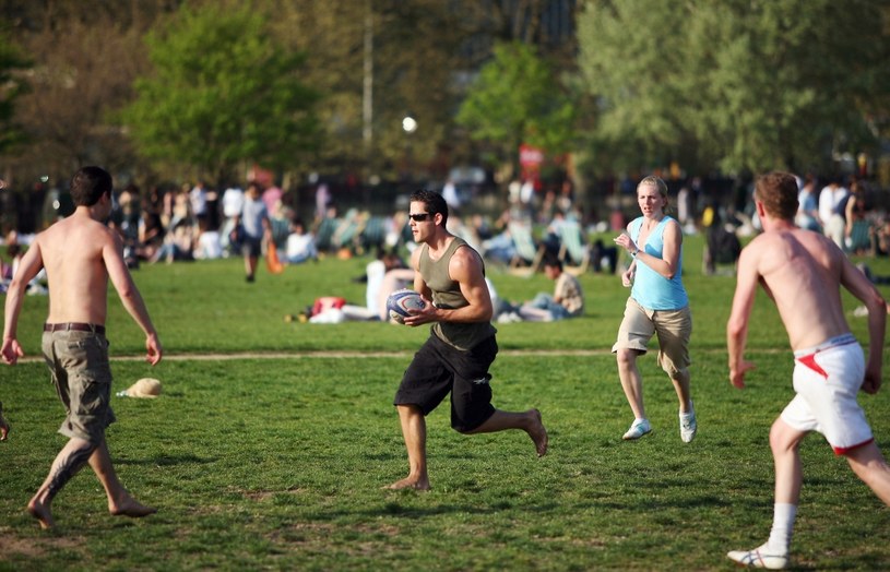 Touch Rugby ma uproszczone zasady, ale rozgrywka jest równie zaciekła /AFP