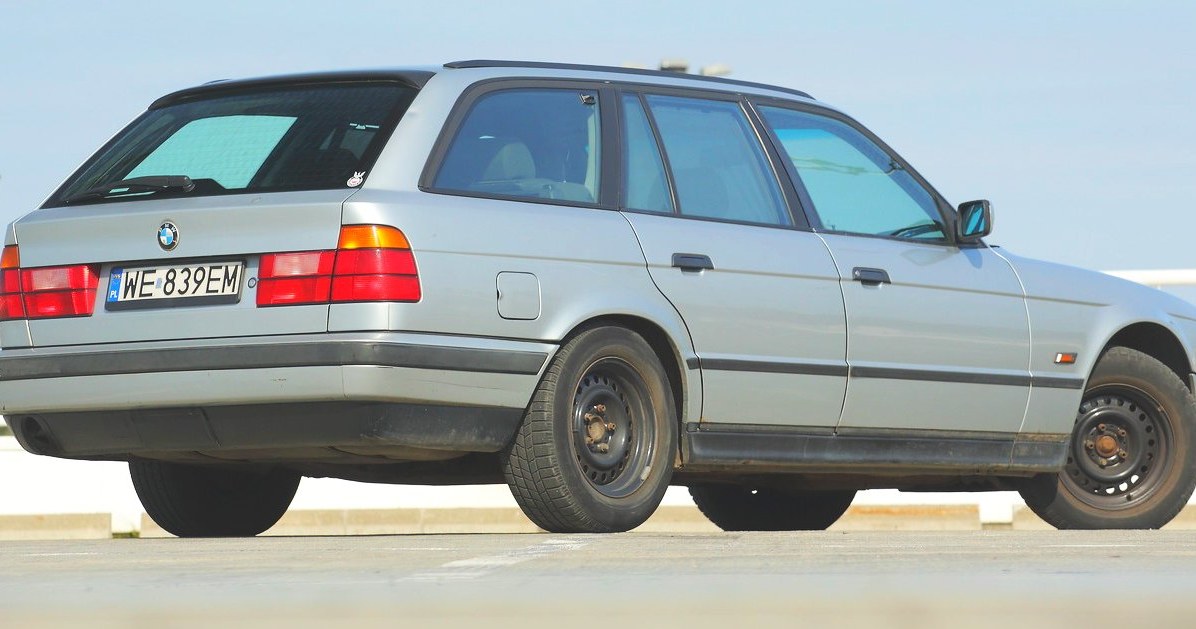 Touring to najdłużej wytwarzana odmiana serii 5 E34 – produkowano ją przez rok równolegle z sedanem nowej linii E39 (1995-2003). Była znacznie mniej popularna niż wersja 4-drzwiowa. /Motor