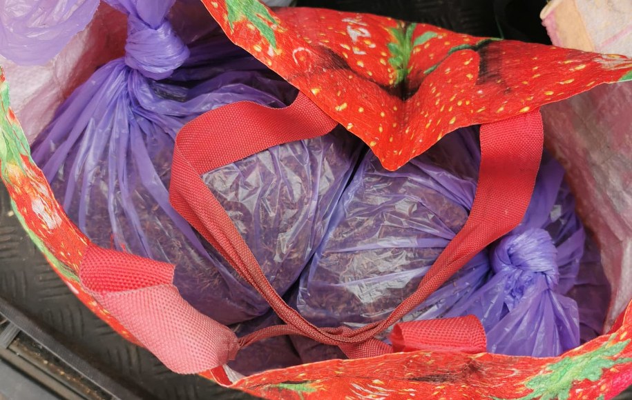 Towar bez polskich znaków akcyzy został znaleziony w aucie /Policja Olsztyn /Policja