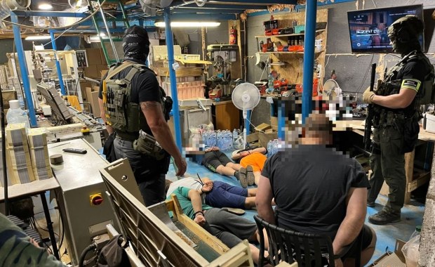 Towar wart miliony złotych, 10 aresztowanych. Nielegalne fabryki papierosów zlikwidowane