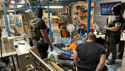 Towar wart miliony złotych, 10 aresztowanych. Nielegalne fabryki papierosów zlikwidowane