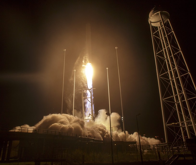 Towarowa rakieta Antares wystartowała z zaopatrzeniem dla ISS /PAP/EPA