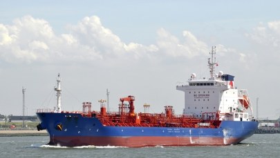 Towarowiec utknął na mieliźnie. Mieszkańcy dostarczają żywność załodze