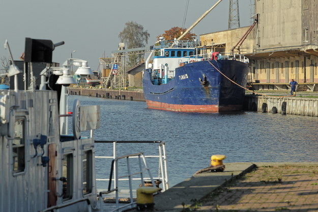 Towarowy port rzeczny na rzece Elbląg na zdjęciu archiwalnym z 2018 roku / 	Tomasz Waszczuk    /PAP