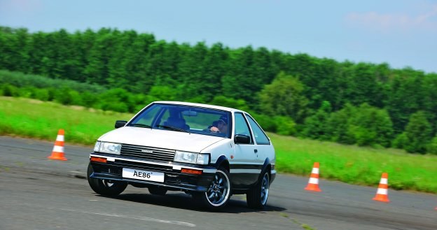 Toyota AE86 – duchowa poprzedniczka GT 86. Oferowana jako coupe i liftback. Uwielbiana za tylny napęd, lekką konstrukcję i 1,6-litrowy silnik (112-130 KM). Powstawała w latach 1983-1987. /Motor