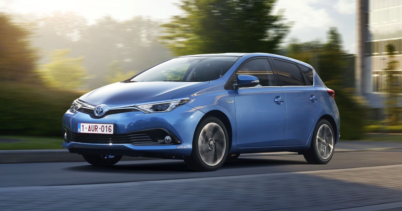 Toyota Auris Hybrid bez problemu osiąga zużycie paliwa w mieście na poziomie 5-5,5 l/100 km /materiały prasowe