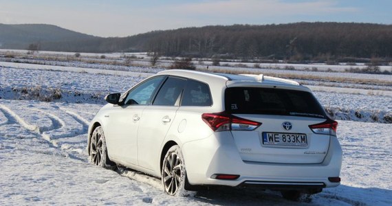 Toyota Auris Hybrid TS na śniegu Zdjęcia Motoryzacja w