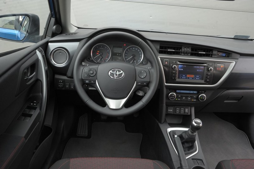 Toyota Auris Touring Sports 1.6 Dynamic: klasyka w nowoczesnym wydaniu. Kierownica spoczywa niemal pionowo, tylko jednostrefowa klimatyzacja automatyczna i kwarcowy zegarek. Prosta obsługa i... niebieskie podświetlenie. /Motor