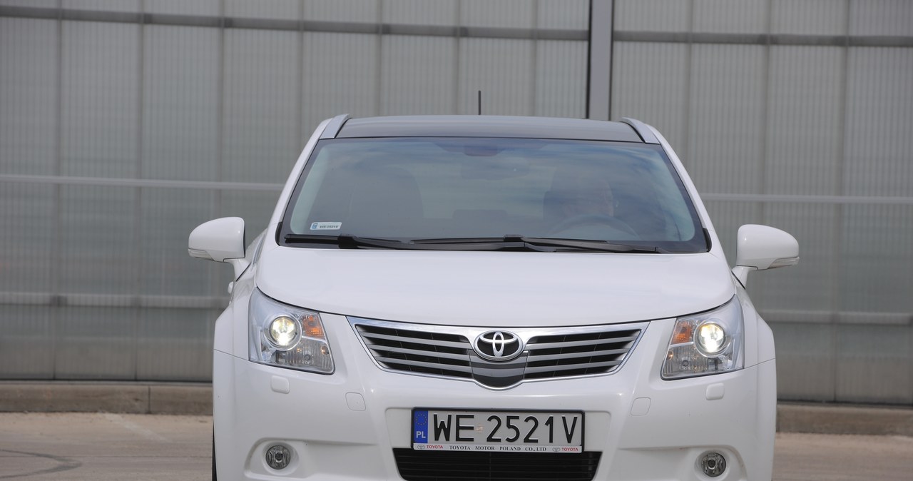 Toyota Avensis ’2008 - ksenony były oferowane wyłącznie w wersjach Premium i Prestige. /Motor