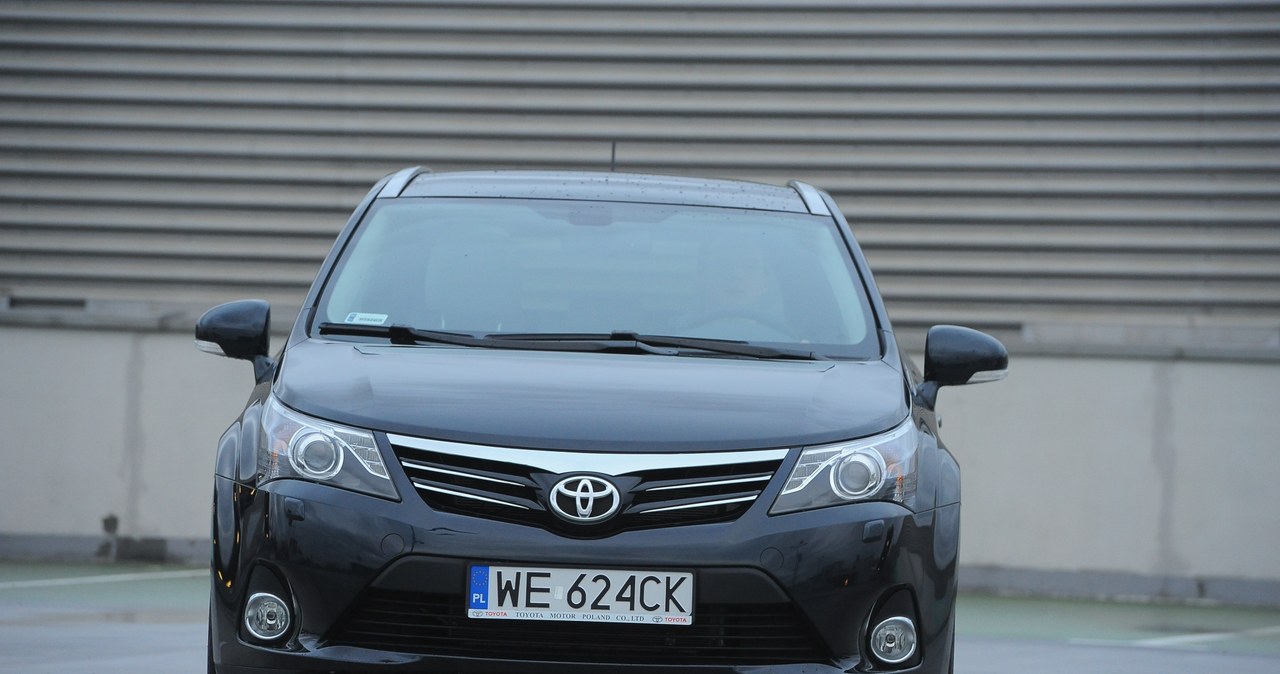 Toyota Avensis '2012 - Biksenony dostępne są w wersjach Sol (w pakiecie za 5000 zł) i Prestige (standard). /Motor