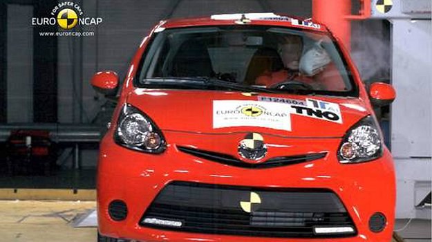 Toyota Aygo po faceliftingu podczas testu zderzeniowego Euro NCAP /Euro NCAP