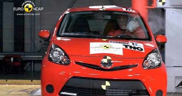 Toyota Aygo po faceliftingu podczas testu zderzeniowego Euro NCAP /Euro NCAP