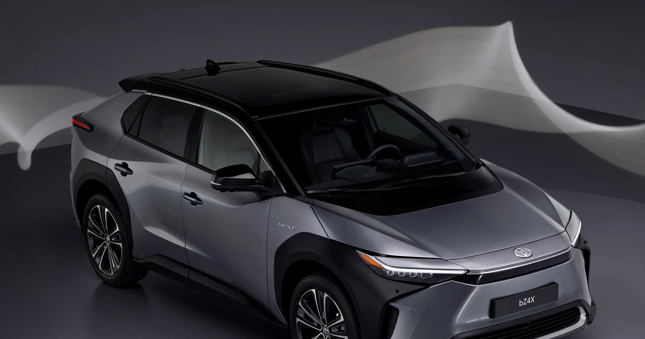 Toyota byZ4X już w standardzie wyposażona została m.in. w energooszczędną pompę ciepła czy 2-strefową klimatyzację automatyczną z nawiewami w drugim rzędzie siedzeń /Informacja prasowa