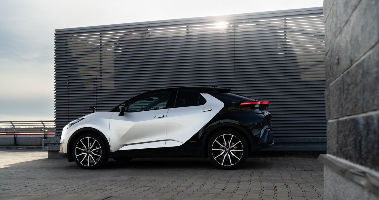 Toyota C-HR najlepiej prezentuje się z dwukolorowym nadwoziem /Jan Guss-Gasiński /INTERIA.PL