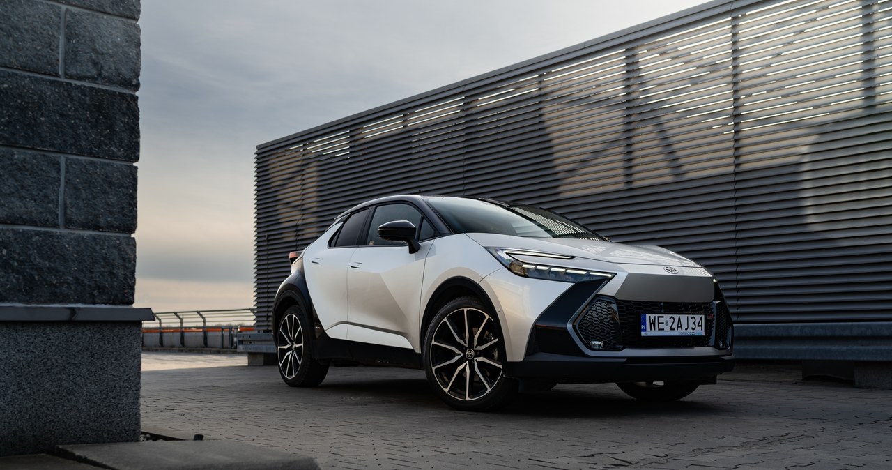 Toyota C-HR w wersji ze 140-konnym układem hybrydowym i w podstawowej wersji wyposażeniowej, Comfort, jest teraz o 20 tys. zł tańsza. /Jan Guss-Gasiński /INTERIA.PL