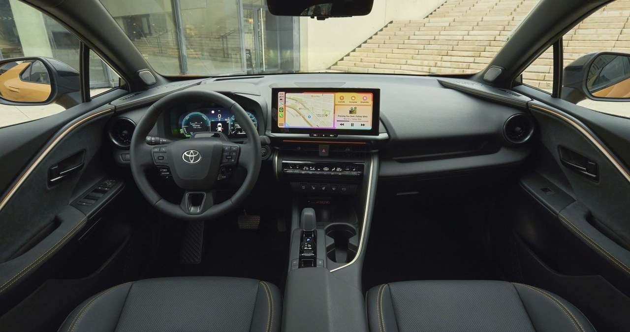 Toyota C-HR z hybrydą typu plug-in dostępna jest łącznie w sześciu wersjach wyposażenia. /materiały prasowe