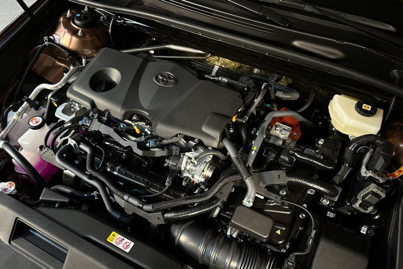 Toyota Camry po liftingu jest napędzana przez hybrydę 5. generacji - jest mocniejsza i oszczędniejsza /Jan Guss-Gasiński