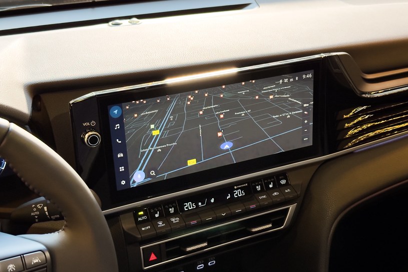Toyota Camry zyskuje nowy system multimedialny. Apple CarPlay czy Android Auto będą teraz obsługiwane bezprzewodowo /Jan Guss-Gasiński