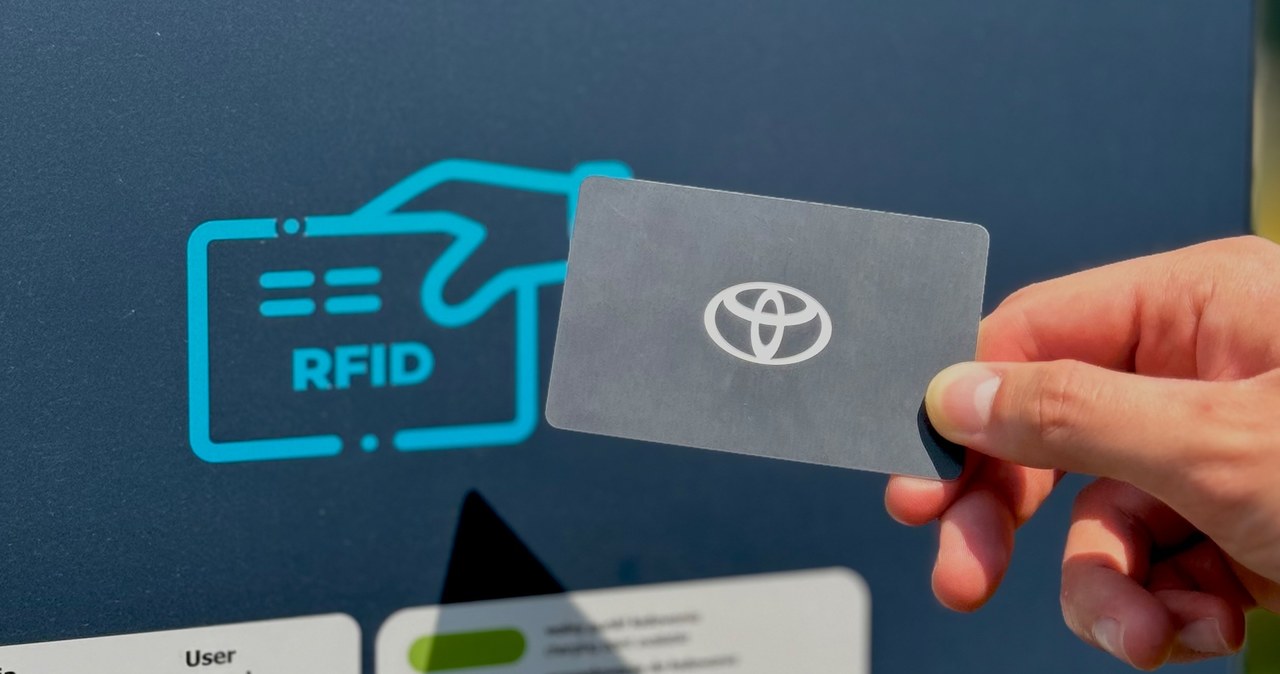 Toyota Charging Network pozwala obsługiwać ładowarki za pomocą karty RFID i mobilnej aplikacji MyToyota. /Toyota /materiały prasowe