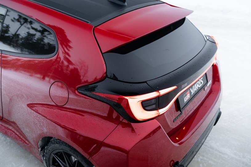 Toyota GR Yaris po liftingu wyróżnia się LED-owym pasem świetlnym na tylnej klapie. /Jan Guss-Gasiński /INTERIA.PL