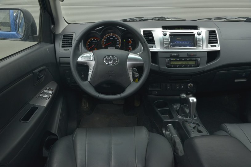 Toyota Hilux 3.0 D-4D 171 KM SR5 A/T 4x4: deska rozdzielcza może nie zachwyca, ale jest ergonomiczna i wykonana solidnie. Fabryczną nawigację można sobie darować – jest zbyt droga, jak na to, co oferuje. Jej plus to wbudowana kamera cofania. /Motor