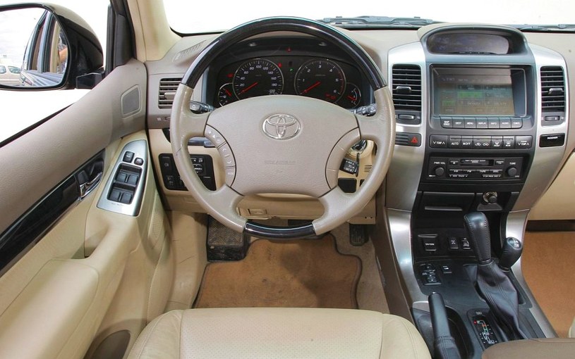 Toyota Land Cruiser deska rozdzielcza /Motor