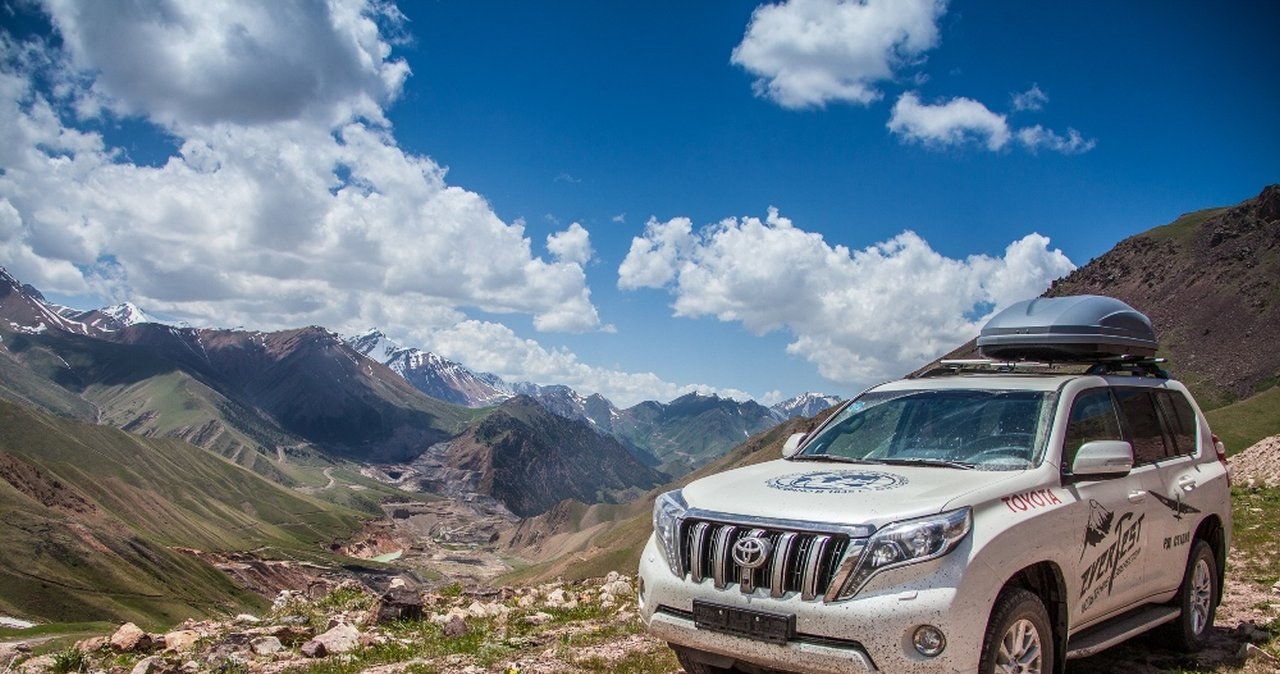 Toyota Land Cruiser podczas wyprawy na Mount Everest /Informacja prasowa