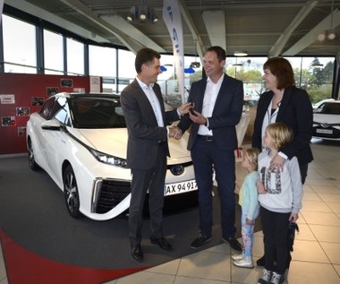 Toyota Mirai - pierwszy klient odebrał auto w Danii