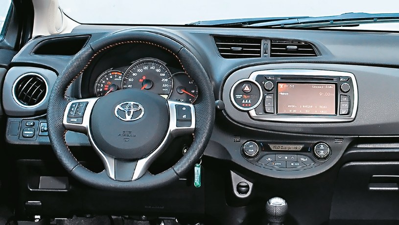 TOYOTA Porzucono znaną z wcześniejszych Yarisów koncepcję wskaźników pośrodku. Toyota wygląda w środku nowocześnie, tylko rzadko bywa dobrze wyposażona. /Motor