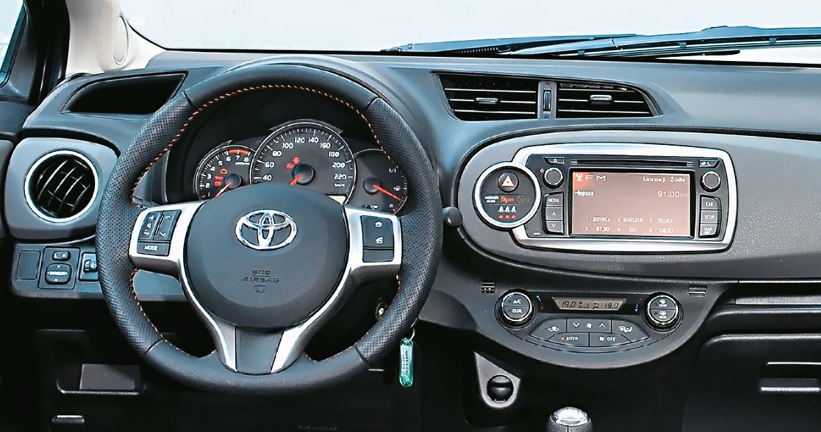 TOYOTA Porzucono znaną z wcześniejszych Yarisów koncepcję wskaźników pośrodku. Toyota wygląda w środku nowocześnie, tylko rzadko bywa dobrze wyposażona. /Motor