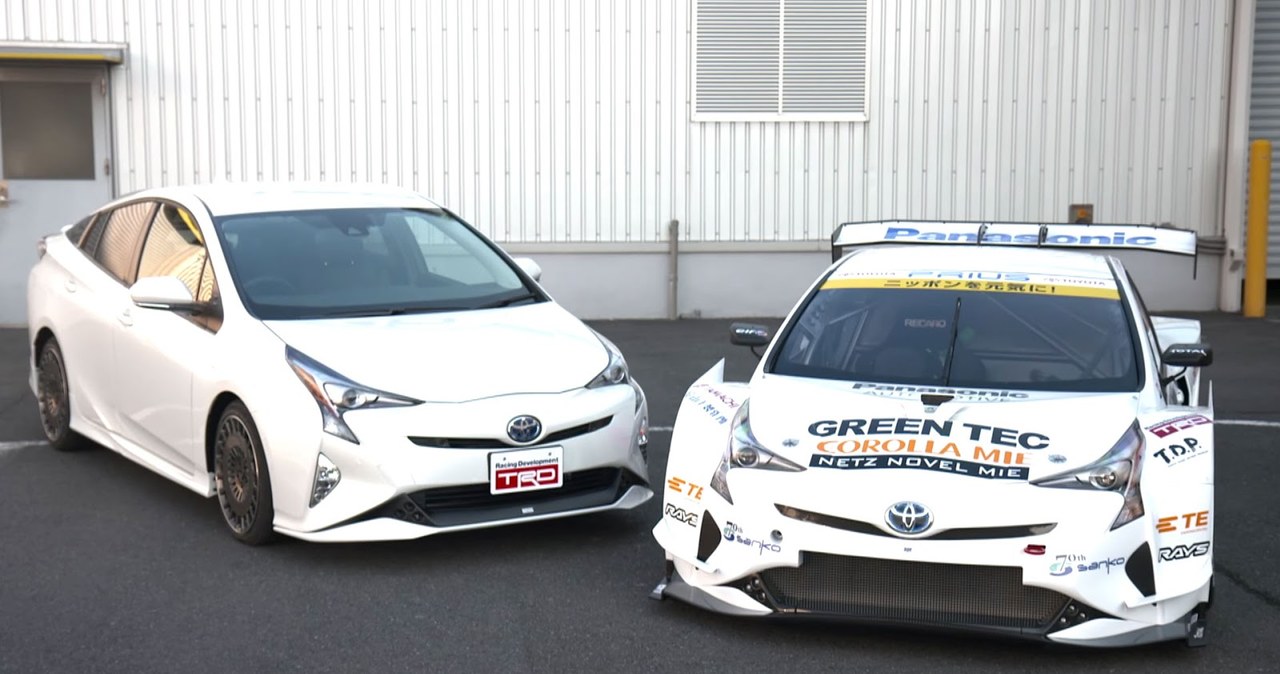 Toyota Prius i Toyota Prius GT300 /Informacja prasowa