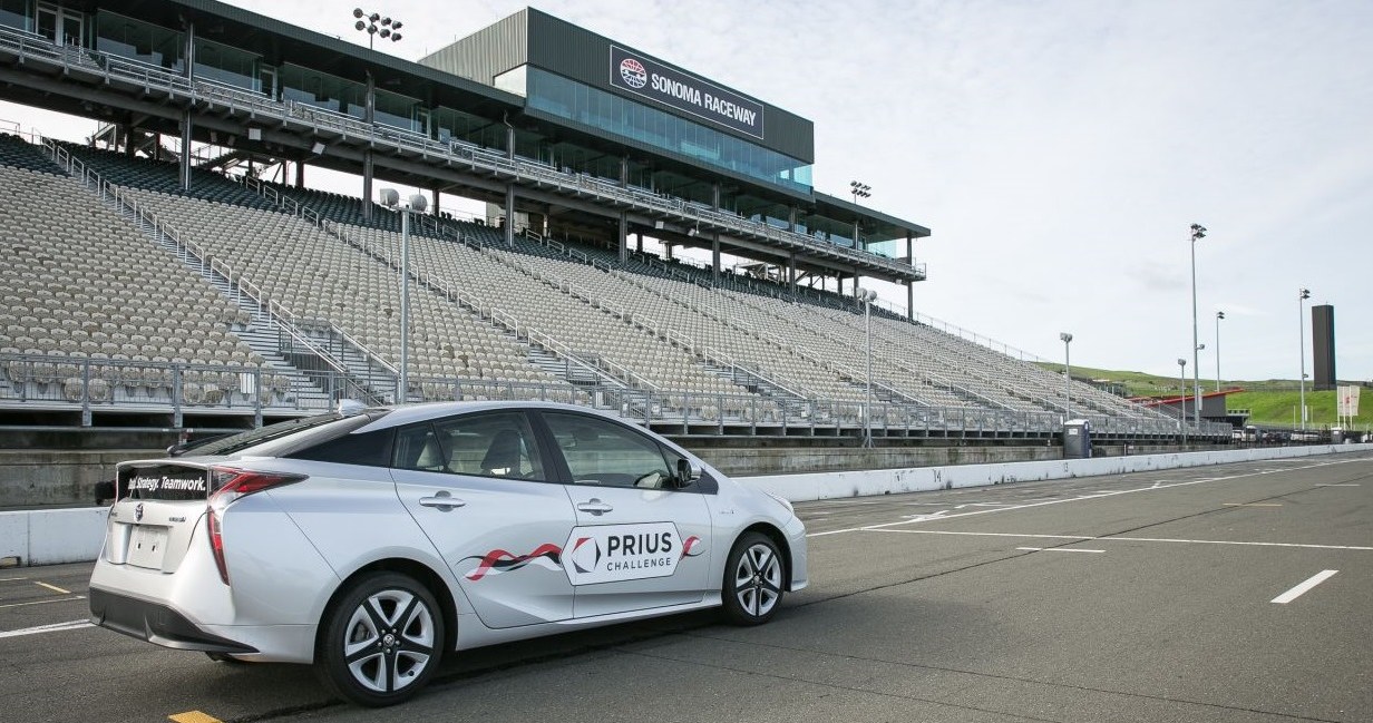 Toyota Prius na torze Sonoma Raceway /Informacja prasowa