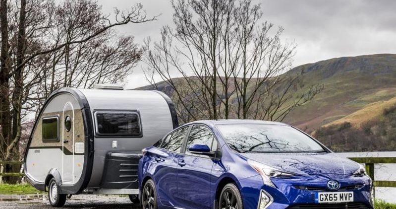 Toyota Prius pierwszy raz pociągnie przyczepę /Informacja prasowa