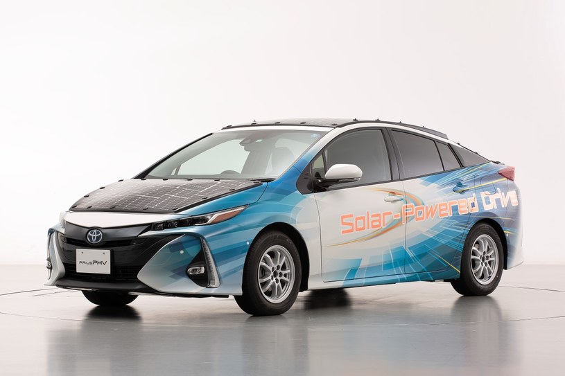 Toyota Prius wyposażona w panele słoneczne /materiały prasowe
