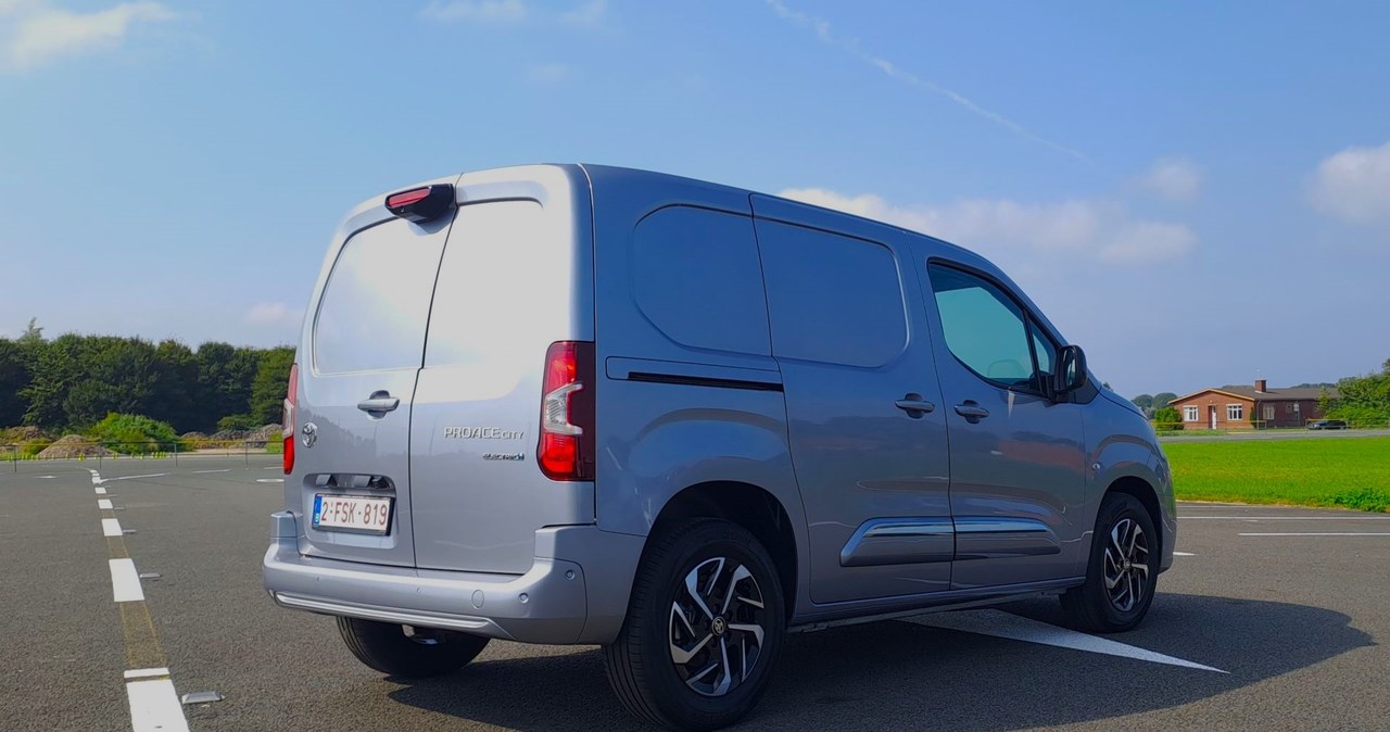 Toyota Proace City i Proace w wersjach elektrycznych oferują teraz większy zasięg - kolejno 330 km i 350 km (w wersji z akumulatorem o pojemności 75 kWh). /Maciej Olesiuk /INTERIA.PL