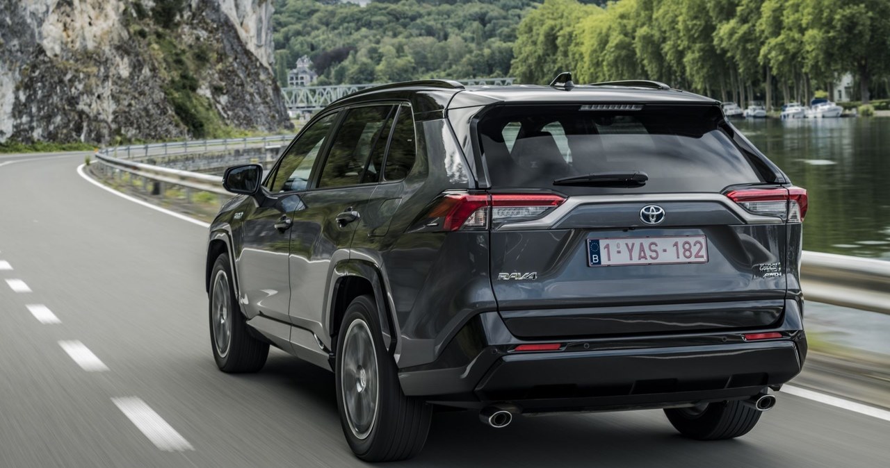 Toyota RAV4 dostępna jest obecnie z klasyczną hybrydą oraz układem hybrydowym typu plug-in. W ofercie nie ma już odmiany z dwulitrową jednostką benzynową. /materiały prasowe