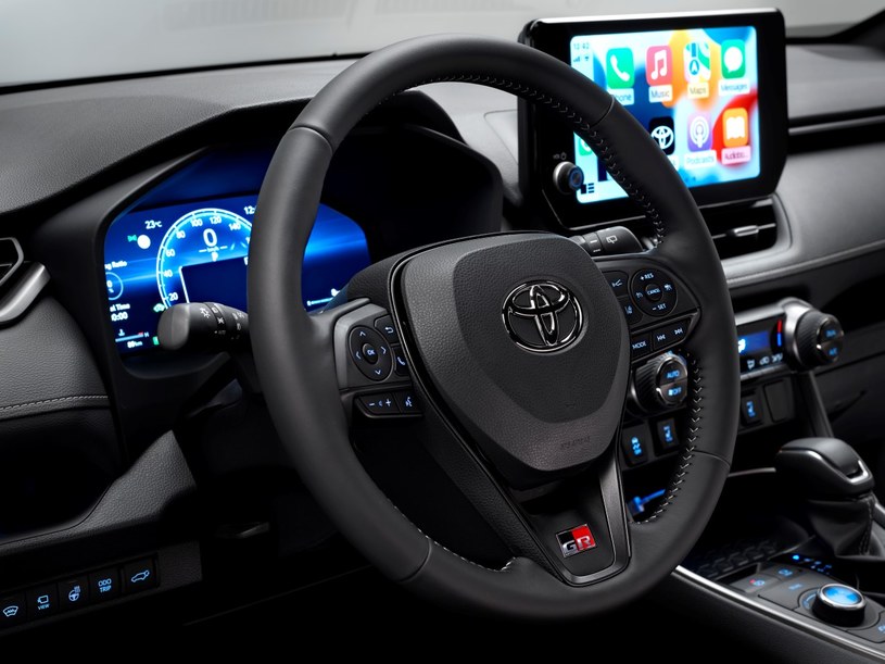 Toyota RAV4 GR SPORT otrzyma m.in. nowy system multimedialny z wyświetlaczem mającym 10,5 cala. /Toyota /materiały prasowe