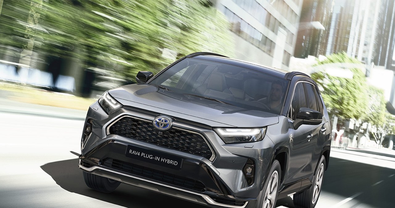 Toyota RAV4 Hybrid ma pod maską silnik 2.5 i automatyczną, bezstopniową skrzynię biegów e-CVT, która dobiera optymalne przełożenie w każdych warunkach /materiały promocyjne