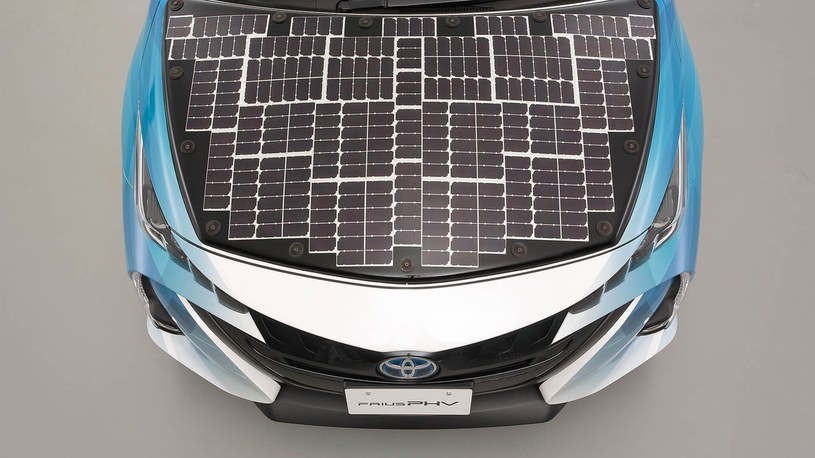 Toyota stawia na elektryczne auta wyposażone w panele solarne /Geekweek
