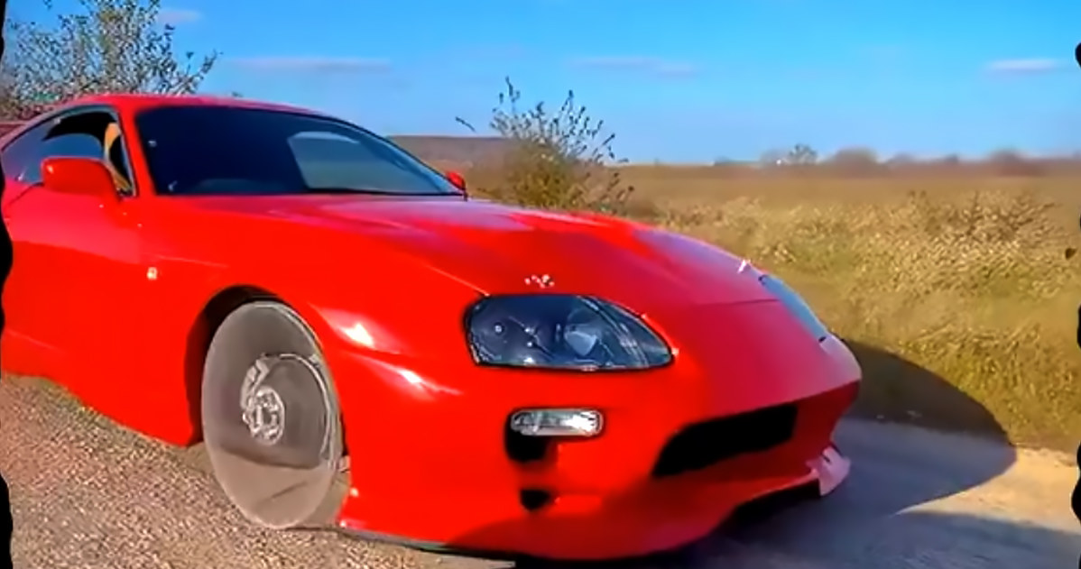 Toyota Supra na przeźroczystych kołach Fot. rota.do.caos @TikTok /