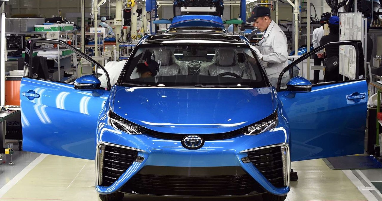 Toyota uruchomiła seryjną produkcję wodorowego modelu Mirai /AFP