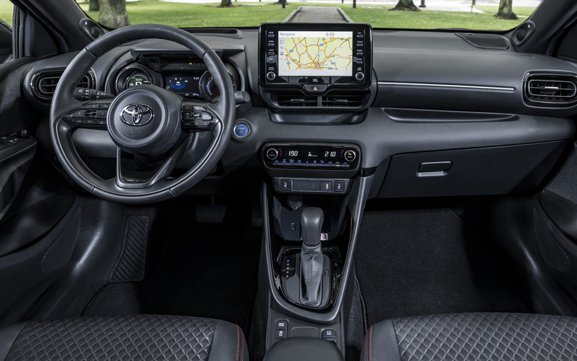 Toyota Yaris ma nowoczesne wnętrze, a lista wyposażenia dodatkowego może zaskoczyć /.