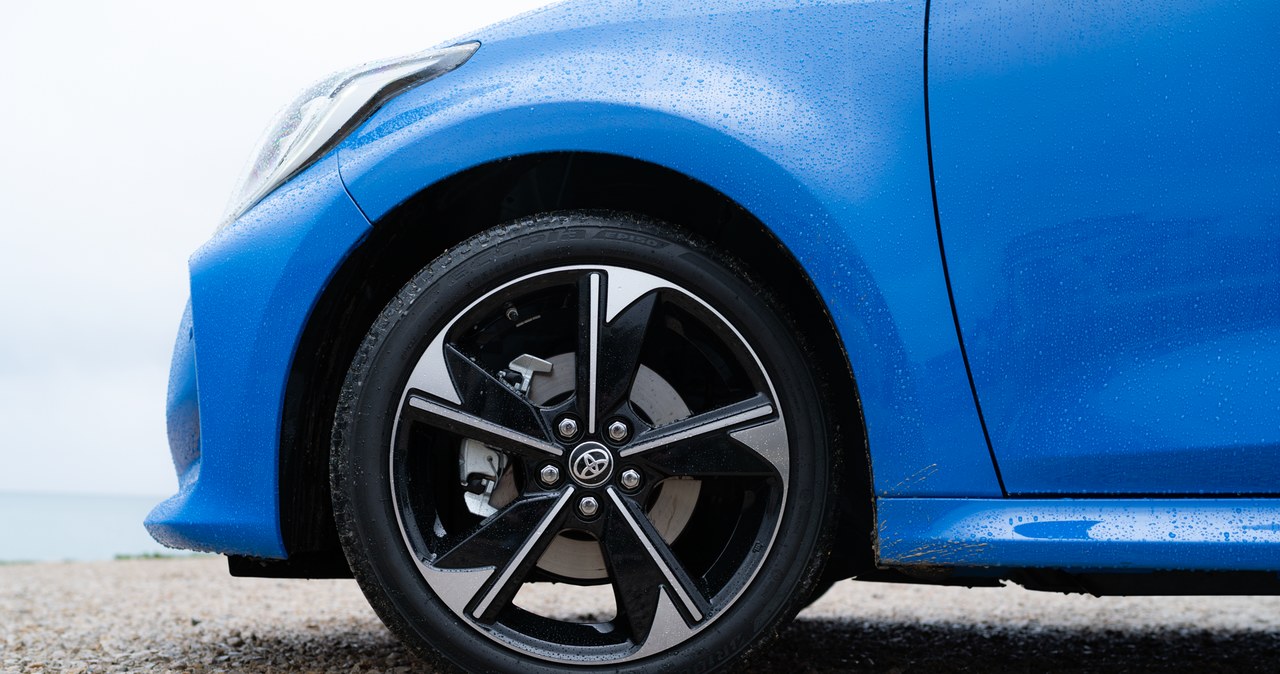 Toyota Yaris w wersji "Premiere Edition" wyróżnia się niebieskim lakierem "Neptune Blue" i specjalnym wzorem 17-calowych felg /Jan Guss-Gasiński