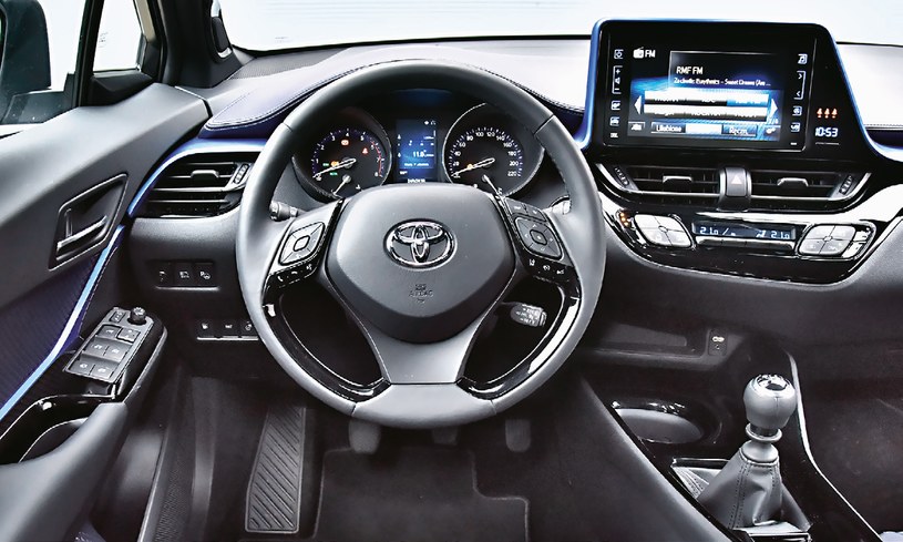 TOYOTA Z testowanej czwórki Toyota C-HR ma najlepiej wykończone wnętrze. Okazuje się ono także ergonomiczne i łatwe w obsłudze. A do tego ciekawie wygląda. /Motor
