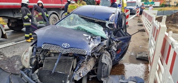 Toyota zderzyła się z ciężarówką /Państwowa Straż Pożarna