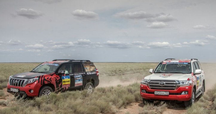 Toyoty Land Cruiser na Silk Way Rally /Informacja prasowa