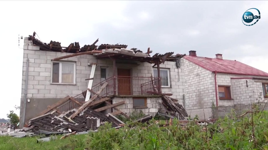 Trąba powietrzna przeszła nad miejscowością Sierzputy-Marki w powiecie łomżyńskim na Podlasiu /TVN24/x-news