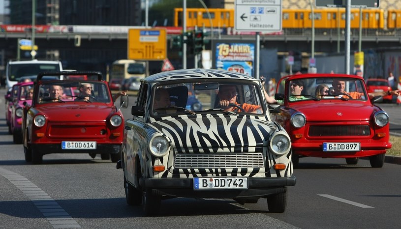 Trabant-zebra na ulicach wschodniego Berlina /Getty Images/Flash Press Media