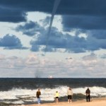 Trąby wodne nad Bałykiem niepokoją i fascynują. Czy są groźne dla plażowiczów?