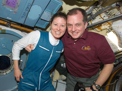 Tracy Caldwell Dyson (po lewej) czeka już w ISS &nbsp; /NASA